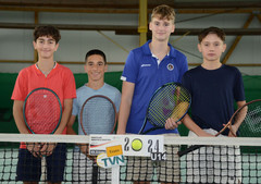 Richard Hiemann (dritter von links) mit den Deutschen Doppel-Meistern der Altersklasse U 14 Luys Calin und Lucas Ariel Herrera Sanchez sowie seinem Doppelpartner Samuel Gampenrieder (von links).